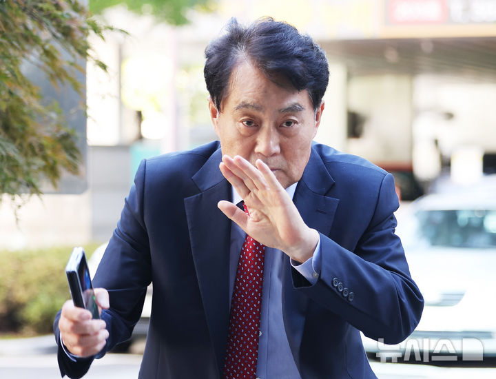 [안양=뉴시스] 김종택 기자 = 특정범죄 가중처벌 등에 관한 법률 위반 혐의로 사전구속영장이 청구된 하은호 군포시장이 15일 경기 안양시 수원지법 안양지원에서 열린 구속 전 피의자 심문(영장실질심사)에 출석하고 있다. 하시장은 복합문화공간인 '그림책꿈마루' 위탁 업체 선정 과정에서 건설업자 A씨로부터 뇌물을 받은 혐의를 받고 있다. (공동취재) 2025.10.15. photo@newsis.com