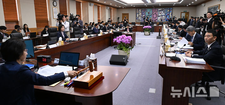 [서울=뉴시스] 국회사진기자단 = 15일 오전 서울 서초구 대법원에서 국회 법제사법위원회 현장 국정감사가 열리고 있다. 2025.10.15. photo@newsis.com