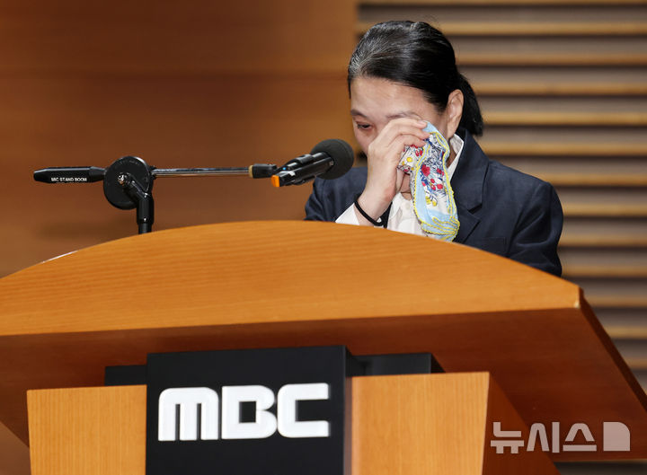[서울=뉴시스] 이영환 기자 = 고 오요안나씨 어머니 장연미씨가 15일 오전 서울 마포구 MBC에서 열린 고 오요안나 1주기 관련 대국민 기자회견에서 발언을 하고 있다. 2025.10.15. 20hwan@newsis.com