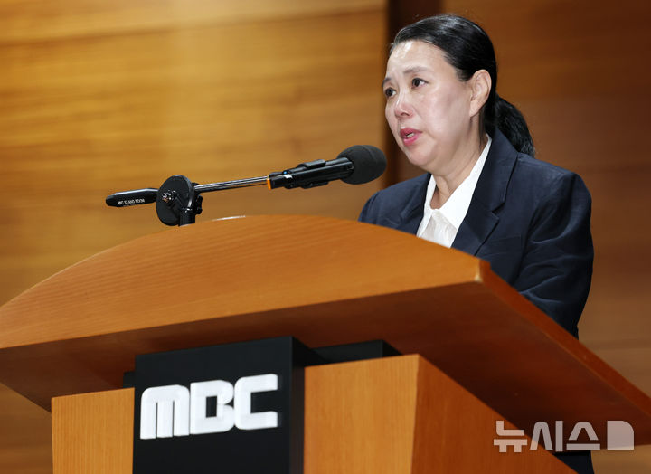 [서울=뉴시스] 이영환 기자 = 고 오요안나씨 어머니 장연미씨가 15일 오전 서울 마포구 MBC에서 열린 고 오요안나 1주기 관련 대국민 기자회견에서 발언을 하고 있다. 2025.10.15. 20hwan@newsis.com