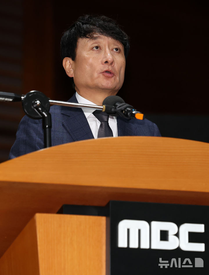 [서울=뉴시스] 이영환 기자 = 안형준 MBC 사장이 15일 오전 서울 마포구 MBC에서 열린 고 오요안나 1주기 관련 대국민 기자회견에서 발언을 하고 있다. 2025.10.15. 20hwan@newsis.com