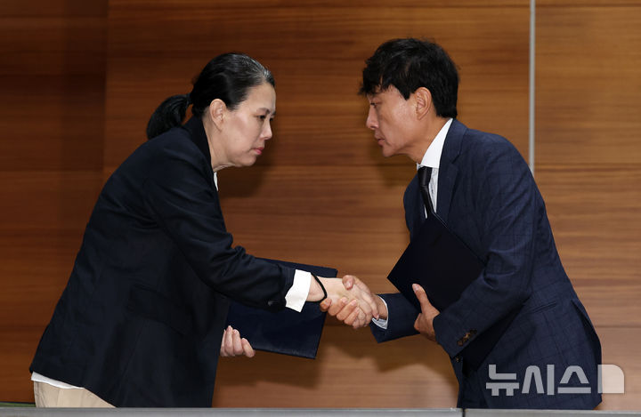 [서울=뉴시스] 이영환 기자 = 안형준(오른쪽) MBC 사장이 15일 오전 서울 마포구 MBC에서 열린 고 오요안나 1주기 관련 대국민 기자회견에서 고인의 어머니 장연미씨와 합의서를 교환한 후 악수를 하고 있다. 2025.10.15. 20hwan@newsis.com