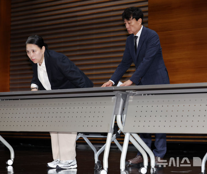 [서울=뉴시스] 이영환 기자 = 안형준(오른쪽) MBC 사장이 15일 오전 서울 마포구 MBC에서 열린 고 오요안나 1주기 관련 대국민 기자회견에서 고인의 어머니 장연미씨의 의자를 잡아주고 있다. 2025.10.15. 20hwan@newsis.com