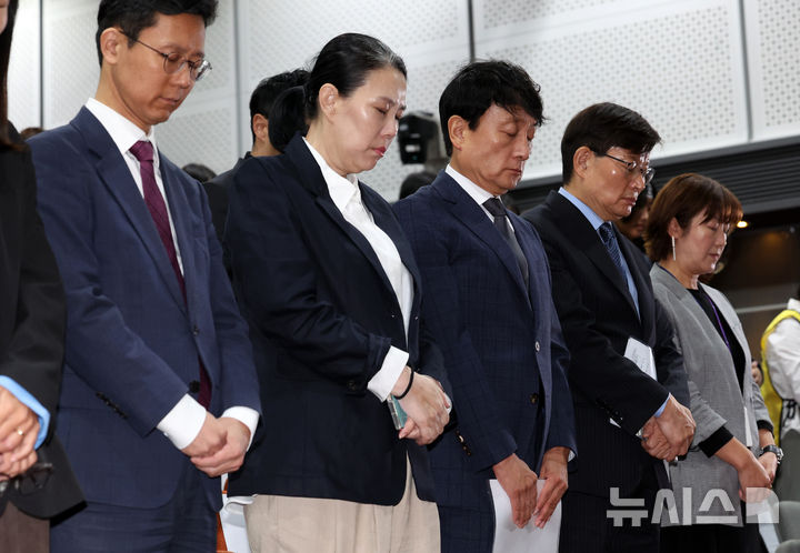 [서울=뉴시스] 이영환 기자 = 안형준(오른쪽 세 번째부터) MBC 사장과 고 오요안나씨의 어머니 장연미씨가 15일 오전 서울 마포구 MBC에서 열린 고 오요안나 1주기 관련 대국민 기자회견에서 고인을 추모하고 있다. 2025.10.15. 20hwan@newsis.com