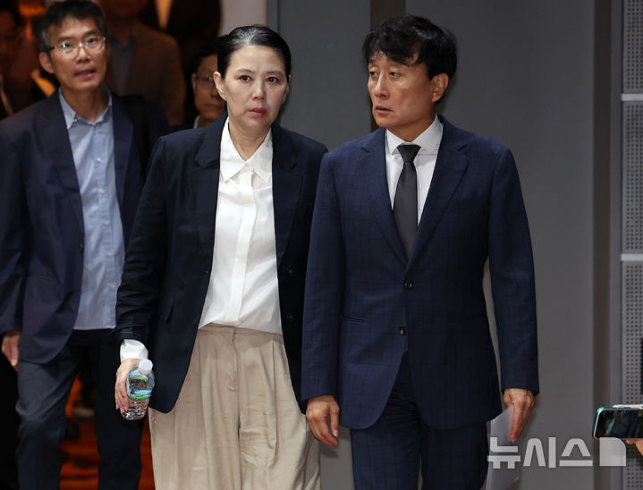 [서울=뉴시스] 이영환 기자 = 안형준(오른쪽) MBC 사장과 고 오요안나씨의 어머니 장연미씨가 15일 오전 서울 마포구 MBC에서 열린 고 오요안나 1주기 관련 대국민 기자회견에 참석하고 있다. 2025.10.15. 20hwan@newsis.com