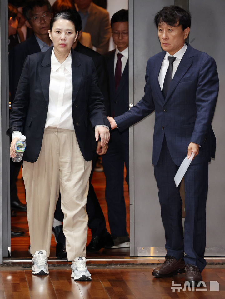 [서울=뉴시스] 이영환 기자 = 안형준(오른쪽) MBC 사장과 고 오요안나씨의 어머니 장연미씨가 15일 오전 서울 마포구 MBC에서 열린 고 오요안나 1주기 관련 대국민 기자회견에 참석하고 있다. 2025.10.15. 20hwan@newsis.com