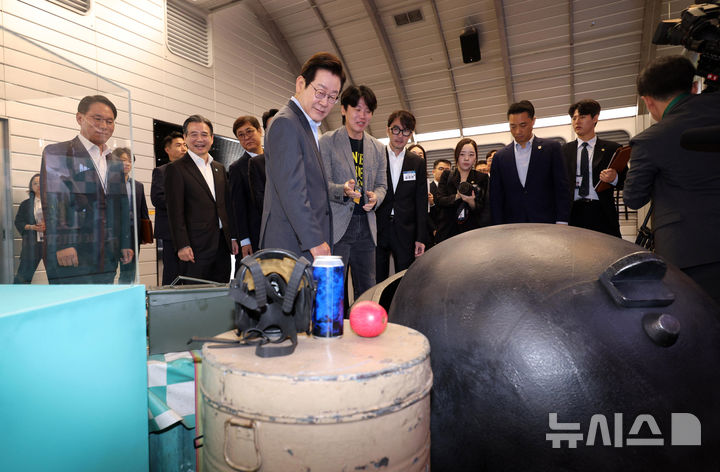 [서울=뉴시스] 고범준 기자 = 이재명 대통령이 15일 서울 성동구 펍지 성수에서 열린 K-게임 현장 간담회에서 게임 관련 공간 관람을 하고 있다. 2025.10.15. bjko@newsis.com