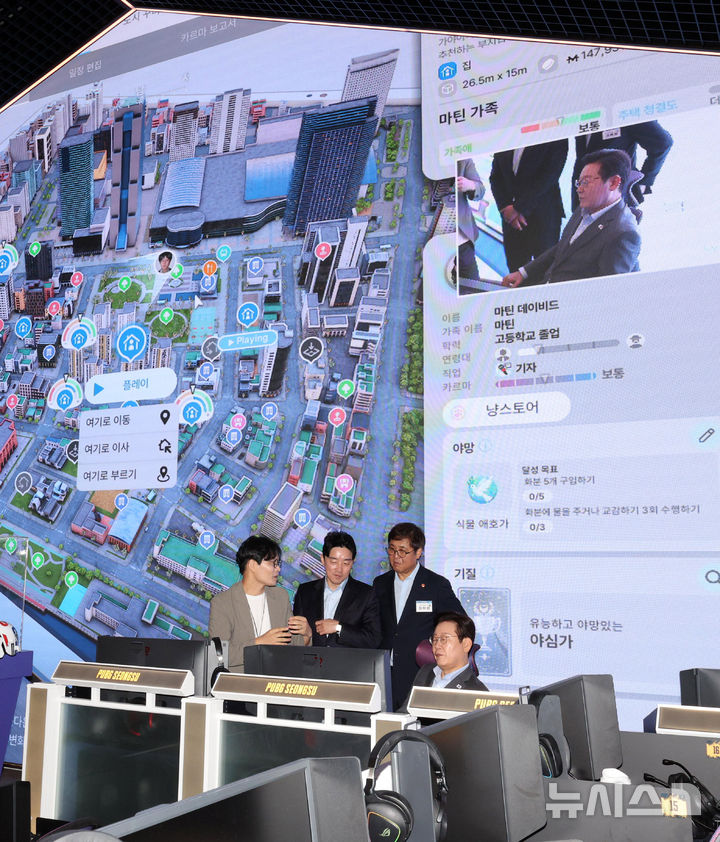 [서울=뉴시스] 고범준 기자 = 이재명 대통령이 15일 서울 성동구 펍지 성수에서 열린 K-게임 현장 간담회에서 '크래프톤' 신작 게임 '인조이' 체험을 하고 있다. 2025.10.15. bjko@newsis.com