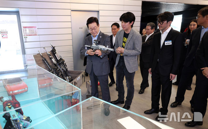 [서울=뉴시스] 고범준 기자 = 이재명 대통령이 15일 서울 성동구 펍지 성수에서 열린 K-게임 현장 간담회에서 게임 관련 공간 관람을 하고 있다. 2025.10.15. bjko@newsis.com