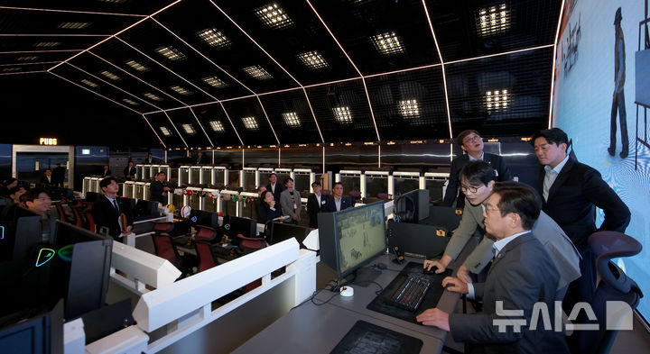 [서울=뉴시스] 고범준 기자 = 이재명 대통령이 15일 서울 성동구 펍지 성수에서 열린 K-게임 현장 간담회에서 '크래프톤' 신작 게임 '인조이' 체험을 하고 있다. 2025.10.15. bjko@newsis.com