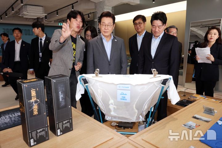 [서울=뉴시스] 고범준 기자 = 이재명 대통령이 15일 서울 성동구 펍지 성수에서 열린 K-게임 현장 간담회에서 게임 관련 공간 관람을 하고 있다. 2025.10.15. bjko@newsis.com