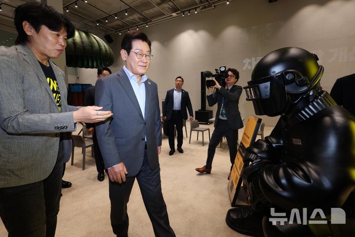 [서울=뉴시스] 고범준 기자 = 이재명 대통령이 15일 서울 성동구 펍지 성수에서 열린 K-게임 현장 간담회에서 게임 '배틀 그라운드' IP를 활용한 공간 관람을 하고 있다. 2025.10.15. bjko@newsis.com