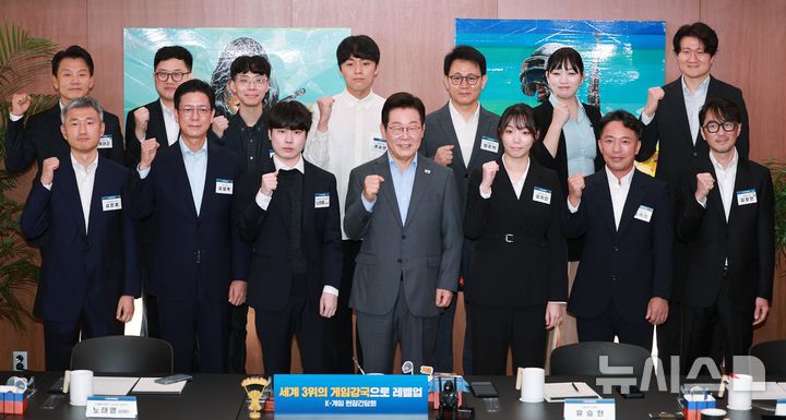 [서울=뉴시스] 고범준 기자 = 이재명 대통령이 15일 서울 성동구 펍지 성수에서 열린 K-게임 현장 간담회에서 참석자들과 기념촬영을 하고 있다. 2025.10.15. bjko@newsis.com