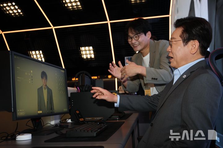 [서울=뉴시스] 고범준 기자 = 이재명 대통령이 15일 서울 성동구 펍지 성수에서 열린 K-게임 현장 간담회에서 '크래프톤' 신작 게임 '인조이' 체험을 하고 있다. 2025.10.15. bjko@newsis.com