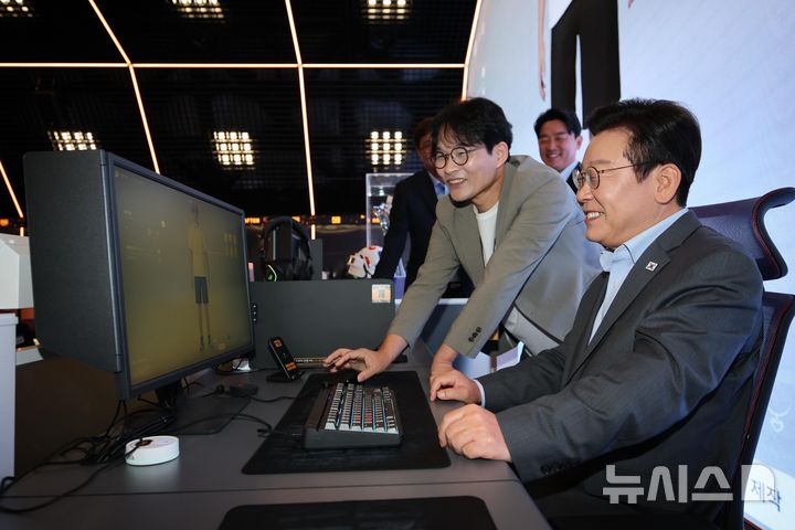 [서울=뉴시스] 고범준 기자 = 이재명 대통령이 15일 서울 성동구 펍지 성수에서 열린 K-게임 현장 간담회에서 '크래프톤' 신작 게임 '인조이' 체험을 하고 있다. 2025.10.15. bjko@newsis.com