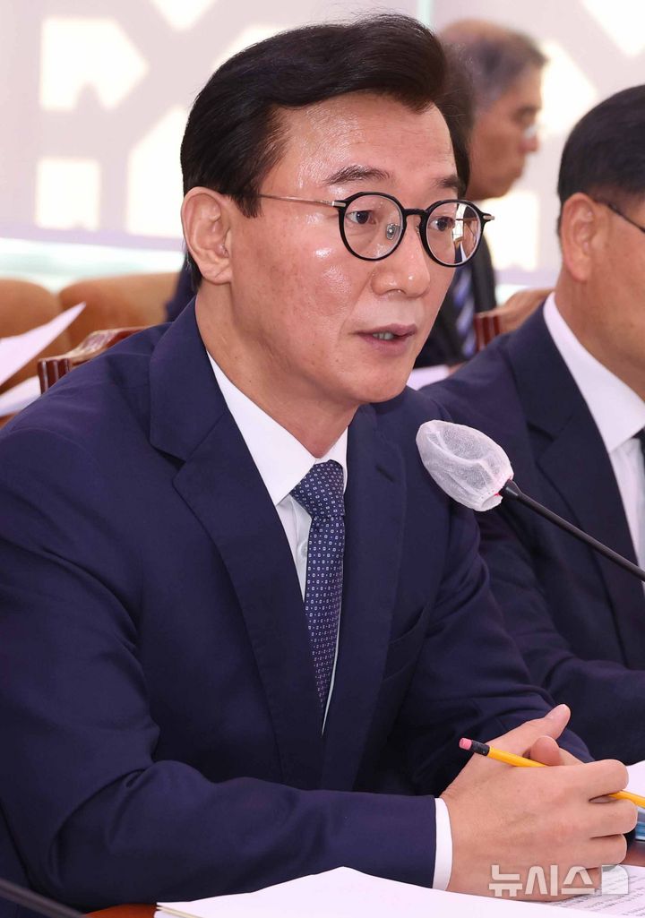 [서울=뉴시스]조성봉 기자= 전재수 해양수산부 장관이 15일 오전 서울 여의도 국회 농림축산식품해양수산위원회에서 열린 해수부 등에 대한 국정감사에서 의원 질의에 답변하고 있다. 2025.10.15.suncho21@newsis.com