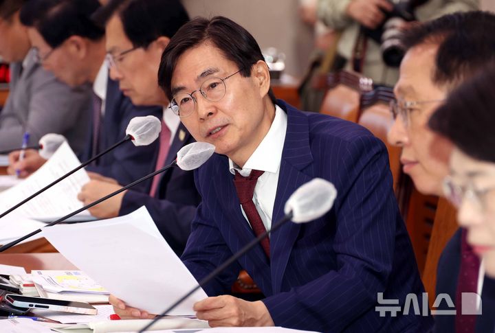 [서울=뉴시스]조성봉 기자= 조경태 국민의힘 의원이 지난해 10월15일 오전 서울 여의도 국회 농림축산식품해양수산위원회에서 열린 해수부 등에 대한 국정감사에서 질의를 하고 있다.2025.10.15.suncho21@newsis.com
