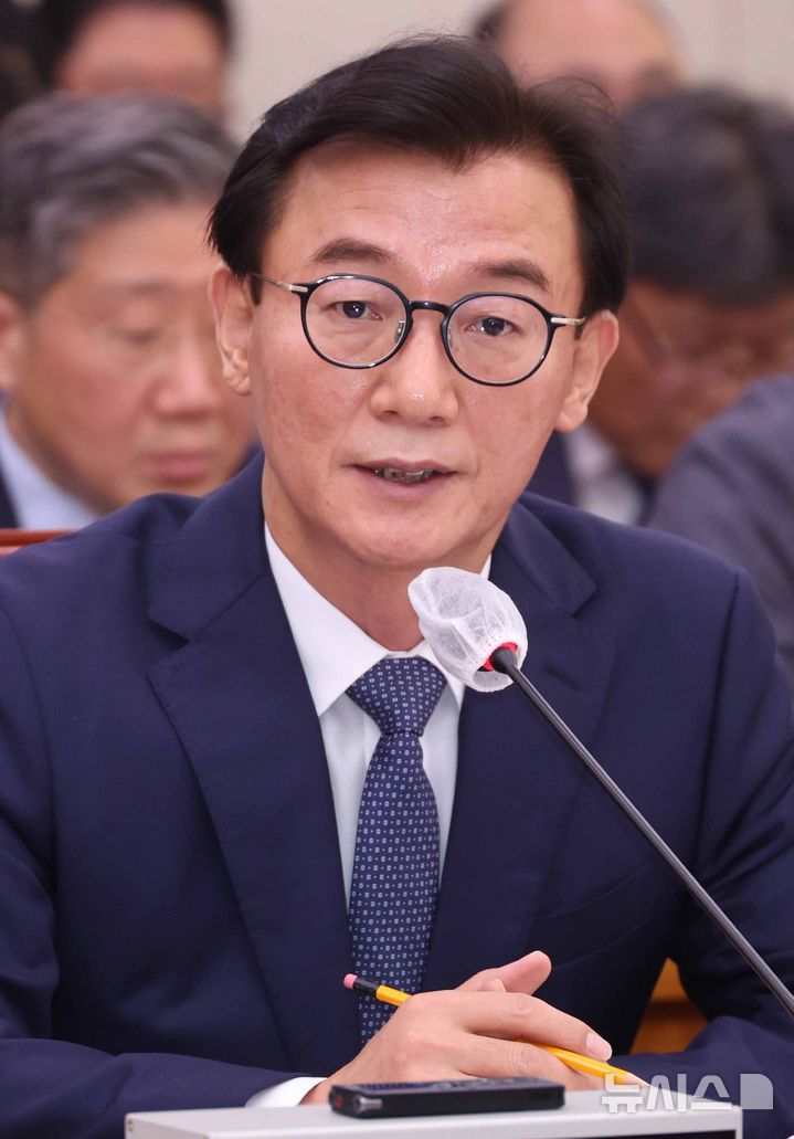 [서울=뉴시스]조성봉 기자= 전재수 해양수산부 장관이 15일 오전 서울 여의도 국회 농림축산식품해양수산위원회에서 열린 해수부 등에 대한 국정감사에서 의원 질의에 답변하고 있다. 2025.10.15.suncho21@newsis.com