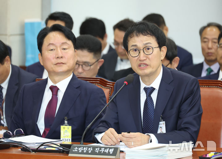 [서울=뉴시스] 고승민 기자 = 김승룡 소방청장 직무대행이 15일 서울 여의도 국회에서 열린 행정안전위원회의 중앙선거관리위원회, 인사혁신처, 소방청 등 국정감사에서 의원 질의에 답하고 있다. 2025.10.15. kkssmm99@newsis.com