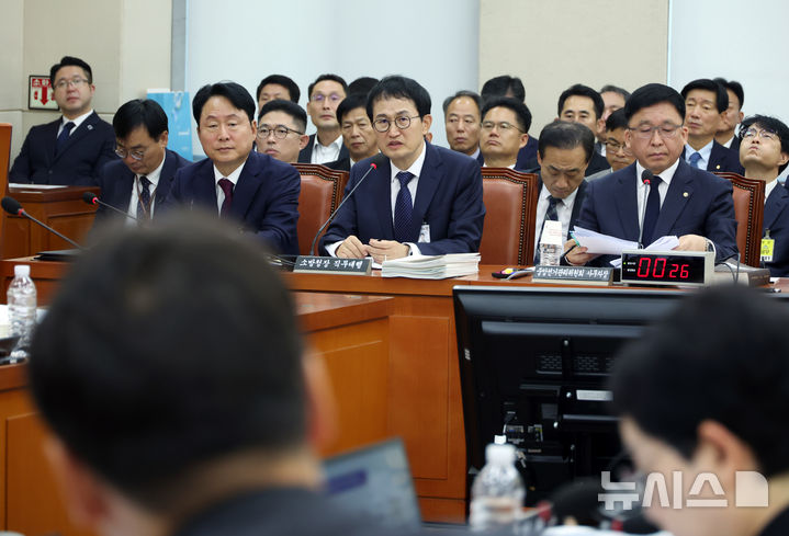 [서울=뉴시스] 고승민 기자 = 김승룡 소방청장 직무대행이 15일 서울 여의도 국회에서 열린 행정안전위원회의 중앙선거관리위원회, 인사혁신처, 소방청 등 국정감사에서 의원 질의에 답하고 있다. 2025.10.15. kkssmm99@newsis.com