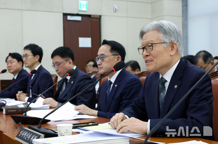 [서울=뉴시스] 고승민 기자 = 최동석 인사혁신처장이 지난달 15일 서울 여의도 국회에서 열린 행정안전위원회의 중앙선거관리위원회, 인사혁신처, 소방청 등 국정감사에서 의원 질의에 답하고 있다. 2025.10.15. kkssmm99@newsis.com