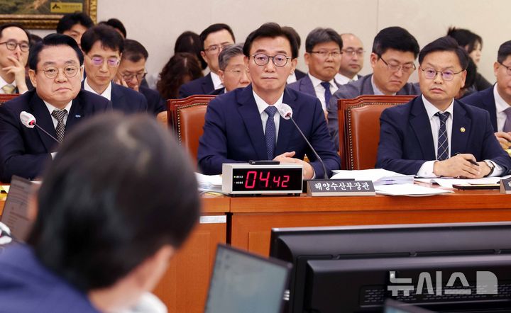 [서울=뉴시스]조성봉 기자= 전재수 해양수산부 장관이 15일 오전 서울 여의도 국회 농림축산식품해양수산위원회에서 열린 해수부 등에 대한 국정감사에서 의원 질의를 경청하고 있다. 2025.10.15.suncho21@newsis.com