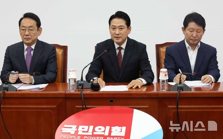 [서울=뉴시스] 조성봉 기자 = 장동혁 국민의힘 대표가 15일 오전 서울 여의도 국회에서 열린 '정부의 주택시장 안정화 대책' 관련 기자간담회에서 입장 발표를 하고 있다. 2025.09.30. suncho21@newsis.com
