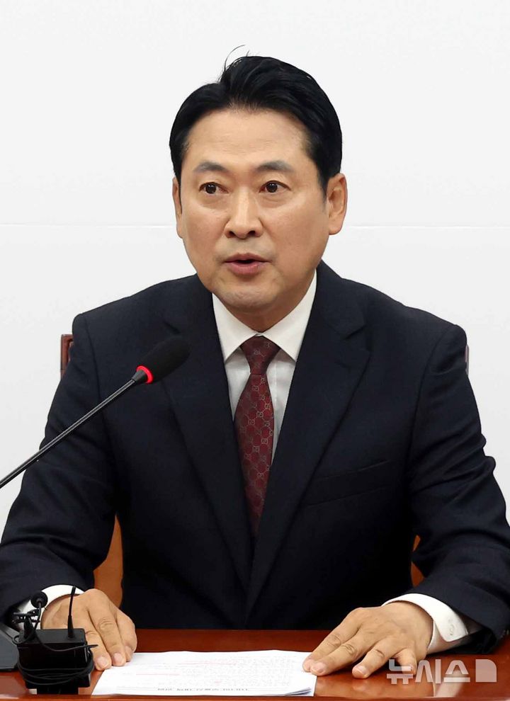 [서울=뉴시스] 조성봉 기자 = 장동혁 국민의힘 대표가 지난 15일 오전 서울 여의도 국회에서 열린 '정부의 주택시장 안정화 대책' 관련 기자간담회에서 입장 발표를 하고 있다. 2025.09.30. suncho21@newsis.com