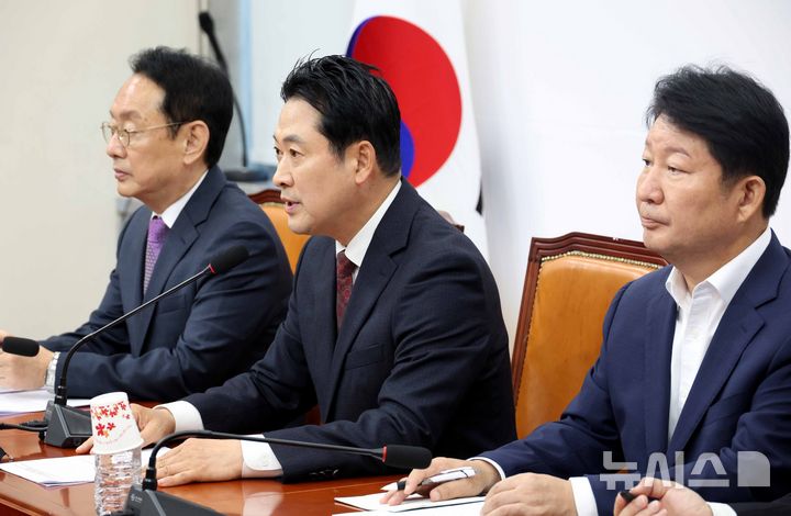 [서울=뉴시스] 조성봉 기자 = 장동혁 국민의힘 대표가 15일 오전 서울 여의도 국회에서 열린 '정부의 주택시장 안정화 대책' 관련 기자간담회에서 입장 발표를 하고 있다. 2025.09.30. suncho21@newsis.com