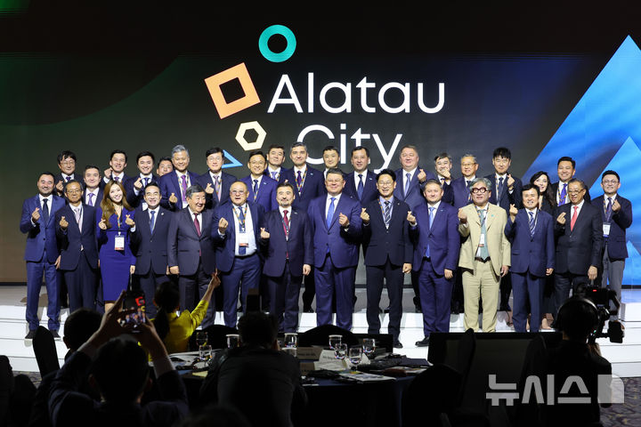 [서울=뉴시스] 배훈식 기자 = 보줌바예파 카나트 카자흐스탄 부총리를 비롯한 참석자들이 15일 오전 서울 중구 롯데호텔에서 열린 카자흐 알라타우 시티 국제 로드쇼에서 기념촬영을 하고 있다. 2025.10.15. dahora83@newsis.com