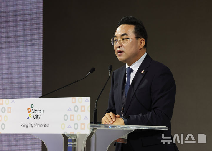 [서울=뉴시스] 배훈식 기자 = 박홍근 더불어민주당 의원이 15일 오전 서울 중구 롯데호텔에서 열린 카자흐스탄 알라타우 시티 국제 로드쇼에서 축사를 하고 있다. 2025.10.15. dahora83@newsis.com