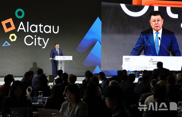 [서울=뉴시스] 배훈식 기자 = 카자흐스탄 알라타우 시티 국제 로드쇼가 열린 15일 오전 서울 중구 롯데호텔에서 보줌바예파 카나트 카자흐 부총리가 개회사를 하고 있다. 2025.10.15. dahora83@newsis.com