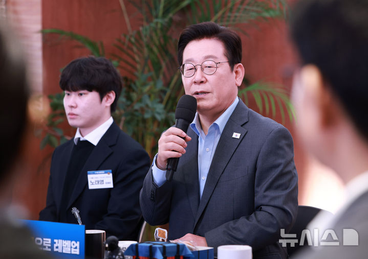 [서울=뉴시스] 고범준 기자 = 이재명 대통령이 15일 서울 성동구 펍지 성수에서 열린 K-게임 현장 간담회에서 발언하고 있다. 2025.10.15. bjko@newsis.com