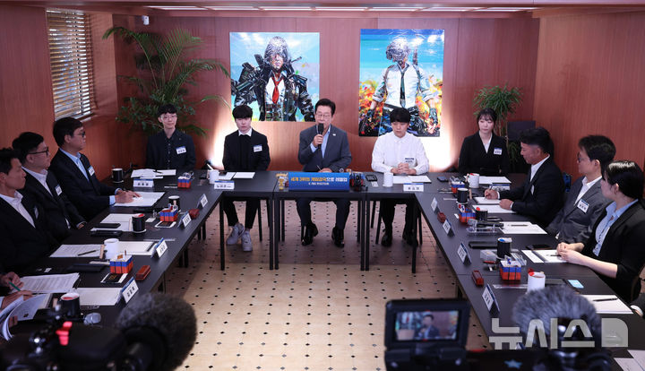 [서울=뉴시스] 고범준 기자 = 이재명 대통령이 15일 서울 성동구 펍지 성수에서 열린 K-게임 현장 간담회에서 발언하고 있다. 2025.10.15. bjko@newsis.com