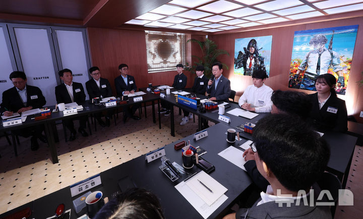 [서울=뉴시스] 고범준 기자 = 이재명 대통령이 15일 서울 성동구 펍지 성수에서 열린 K-게임 현장 간담회에서 발언하고 있다. 2025.10.15. bjko@newsis.com