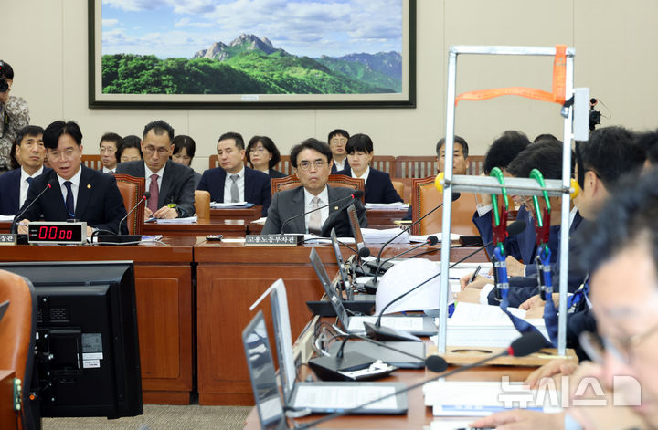 [서울=뉴시스] 고승민 기자 = 김영훈 고용노동부 장관이 15일 서울 여의도 국회에서 열린 기후에너지환경노동위원회의 고용노동부 등 국정감사에서 박홍배 더불어민주당 의원의 산업용 안전장비 관련 질의에 답하고 있다. 2025.10.15. kkssmm99@newsis.com