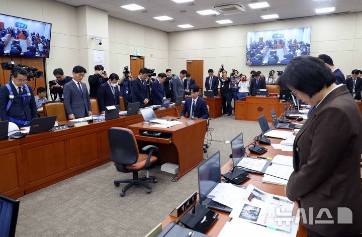 [서울=뉴시스] 조성봉 기자 = 15일 오전 서울 여의도 국회 기후에너지환경노동위원회에서 열린 고용노동부에 대한 국정감사에 앞서 여야 의원들이 산업재해사망 노동자들을 추모하며 묵념을 하고 있다. 2025.10.15. suncho21@newsis.com