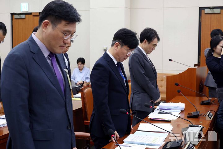 [서울=뉴시스] 조성봉 기자 = 김영훈 고용노동부 장관이 15일 오전 서울 여의도 국회 기후에너지환경노동위원회에서 열린 고용노동부에 대한 국정감사에 앞서 산업재해사망 노동자들을 추모하며 묵념을 하고 있다. 2025.10.15. suncho21@newsis.com