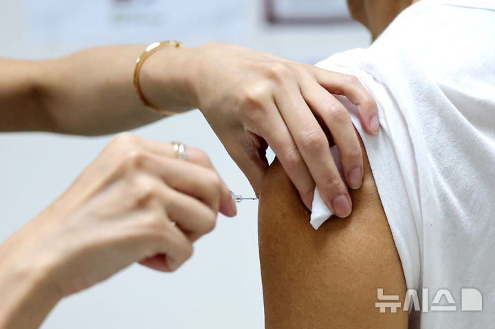 [대구=뉴시스] 이무열 기자 = 75세 이상 고령층에 대한 인플루엔자(독감) 무료 접종이 시작된 지난 15일 대구의 한 병원에서 어르신이 독감 무료 예방 접종을 받고 있다. 2025.10.15. lmy@newsis.com