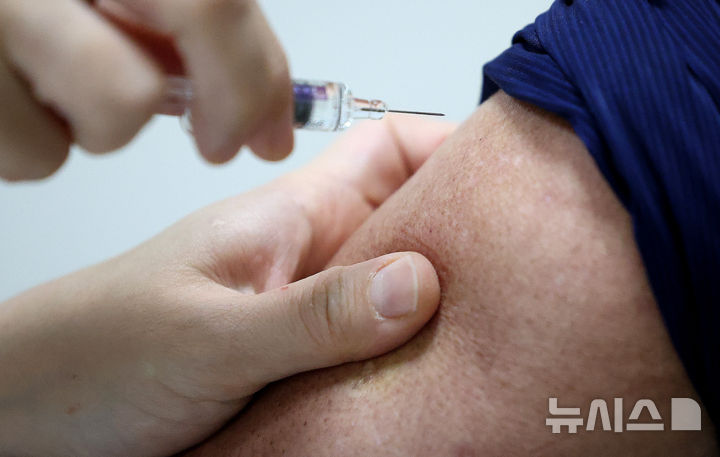 [대구=뉴시스] 이무열 기자 = 75세 이상 고령층에 대한 인플루엔자(독감) 무료 접종이 시작된 지난 15일 대구의 한 병원에서 어르신이 독감 무료 예방 접종을 받고 있다. 사진은 기사와 직접 관련 없습니다. 2025.10.15. lmy@newsis.com