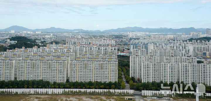 [전주=뉴시스] 김얼 기자 = 완연한 가을날씨가 이어지고 있는 15일 전북 전주시 전북특별자치도청 헬기장에서 바라본 전주시내 전경이 미세먼지 없이 맑은 하늘을 보이고 있다. 2025.10.15. pmkeul@newsis.com