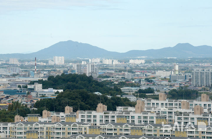 [전주=뉴시스] 김얼 기자 = 완연한 가을날씨가 이어지고 있는 15일 전북 전주시 전북특별자치도청 헬기장에서 바라본 전주시내 전경이 미세먼지 없이 맑은 하늘을 보이고 있다. 2025.10.15. pmkeul@newsis.com