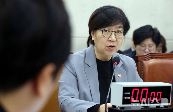[서울=뉴시스] 조성봉 기자 = 정은경 보건복지부 장관이 15일 서울 여의도 국회 보건복지위원회에서 열린 보건복지부 등에 대한 국정감사에서 의원의 질의에 답변하고 있다. 2025.10.15. suncho21@newsis.com
