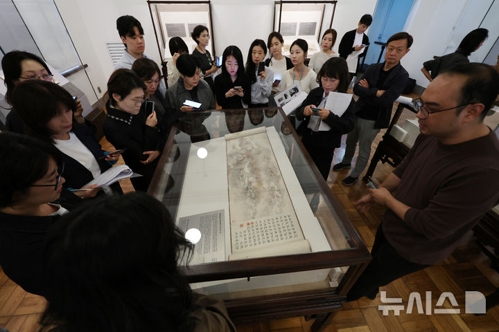 [서울=뉴시스] 박진희 기자 = 간송미술관은 근대 수장가들의 컬렉션을 조명하는 기획전 '보화비장華秘藏: 간송컬렉션, 보화각에 담긴 근대의 안목' 언론공개회를 15일 서울 성북구 간송미술관 보화각에서 갖고 간송 전형필의 스승이자 ‘근대 최고의 감식안’으로 불린 위창 오세창의 수집 유물인 오리(吳履)의 '백운홍엽도(白雲紅葉圖)'를 선보이고 있다. 2025.10.15. pak7130@newsis.com