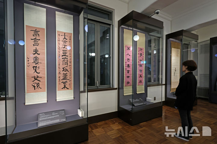 [서울=뉴시스] 박진희 기자 = 간송미술관은 근대 수장가들의 컬렉션을 조명하는 기획전 '보화비장華秘藏: 간송컬렉션, 보화각에 담긴 근대의 안목' 언론공개회를 15일 서울 성북구 간송미술관 보화각에서 갖고 조선의 마지막 내관으로 알려진 근현대 서화가이자 수장가 송은 이병직(1896~1973)이 수집한 추사 김정희의 절필작 '대팽고회(大烹高會, 왼쪽)' 예서 대련 등을 공개하고 있다. 2025.10.15. pak7130@newsis.com