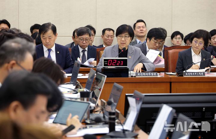 [서울=뉴시스] 조성봉 기자 = 정은경 보건복지부 장관이 15일 서울 여의도 국회 보건복지위원회에서 열린 보건복지부 등에 대한 국정감사에서 의원의 질의에 답변하고 있다. 2025.10.15. suncho21@newsis.com