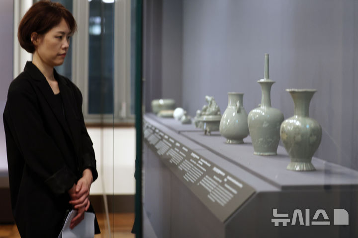 [서울=뉴시스] 박진희 기자 = 간송미술관은 근대 수장가들의 컬렉션을 조명하는 기획전 '보화비장華秘藏: 간송컬렉션, 보화각에 담긴 근대의 안목' 언론공개회를 15일 서울 성북구 간송미술관 보화각에서 갖고 영국 출신의 변호사인 존 갯즈비(John Gadsby, 1884~1970)의 수집 유물 '청자모자원숭이형연적'(국보), '청자기린유개향로'(국보), '청자오리형연적'(국보), '청자상감연지원앙문정병'(국보), '청자상감국화모란당초문모자합'(보물), '청자음각환문병'(보물), '백자박산향로'(보물) 등을 공개하고 있다. 2025.10.15. pak7130@newsis.com