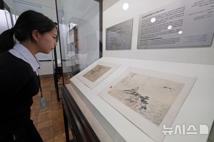 [서울=뉴시스] 박진희 기자 = 간송미술관은 근대 수장가들의 컬렉션을 조명하는 기획전 '보화비장華秘藏: 간송컬렉션, 보화각에 담긴 근대의 안목' 언론공개회를 15일 서울 성북구 간송미술관 보화각에서 갖고 간송 전형필의 스승이자 ‘근대 최고의 감식안’으로 불린 위창 오세창의 수집 유물인 김홍도(金弘道)의 '검선관란(劍仙觀瀾)'를 선보이고 있다. 2025.10.15. pak7130@newsis.com