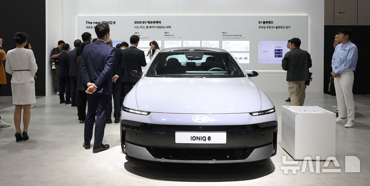 [서울=뉴시스] 김선웅 기자 = 15일 서울 강남구 코엑스에서 열린 에너지 밸류체인 특화 전시회 '스마트 에너지 플러스 2025'(국회수소경제포럼 주최, 머니투데이·코엑스 주관)에 참가한 현대자동차 부스에서 방문객들이 친환경 전기차를 살펴보고 있다. 2025.10.15. mangusta@newsis.com