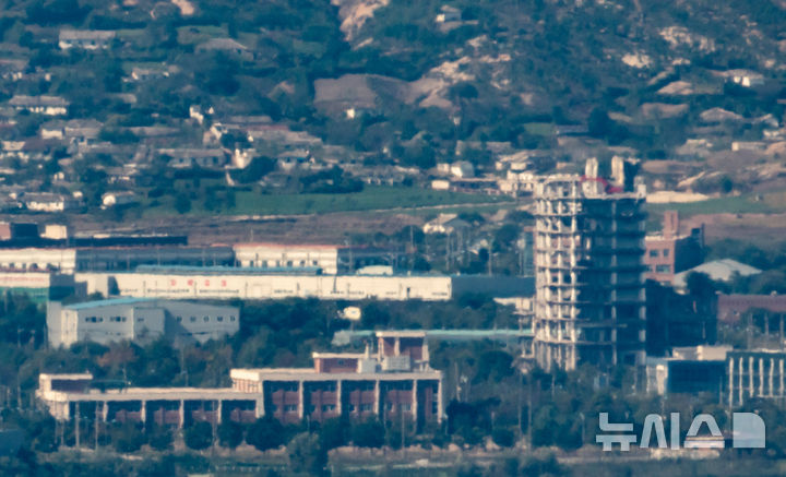 [파주=뉴시스] 황준선 기자 = 15일 경기 파주시 접경지역에서 바라본 개성공단 내 종합지원센터 옥상에서 굴착기가 건물 해체 작업을 하고 있다. 전날 통일부는 개성공단 재가동 준비를 위한 개성공업지구지원재단(개성공단지원재단) 복원을 추진한다고 밝혔다. 2025.10.15. hwang@newsis.com